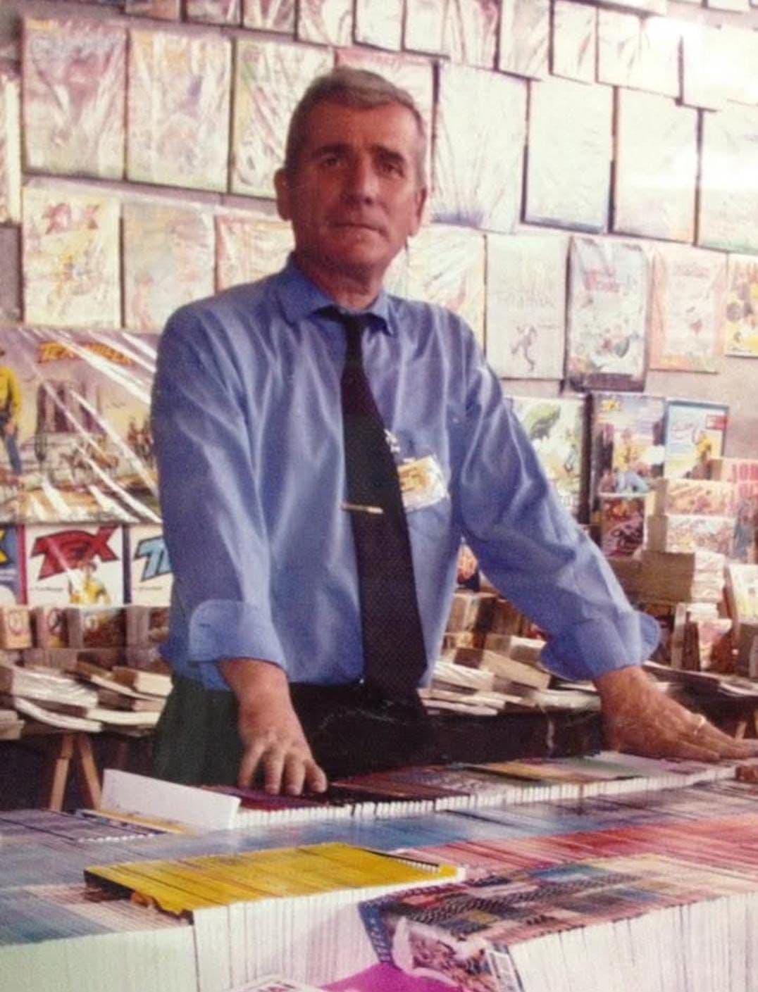 Riccardo Siena al bancone del Supermarket del Fumetto