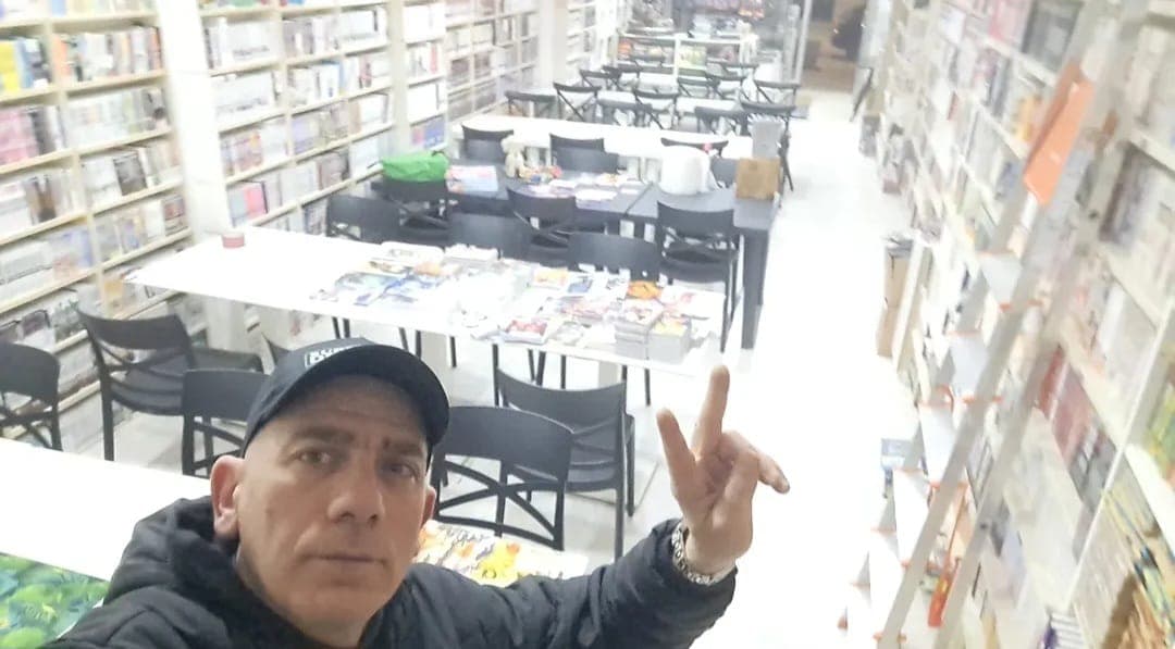 Renato Siena nell'area tornei del negozio