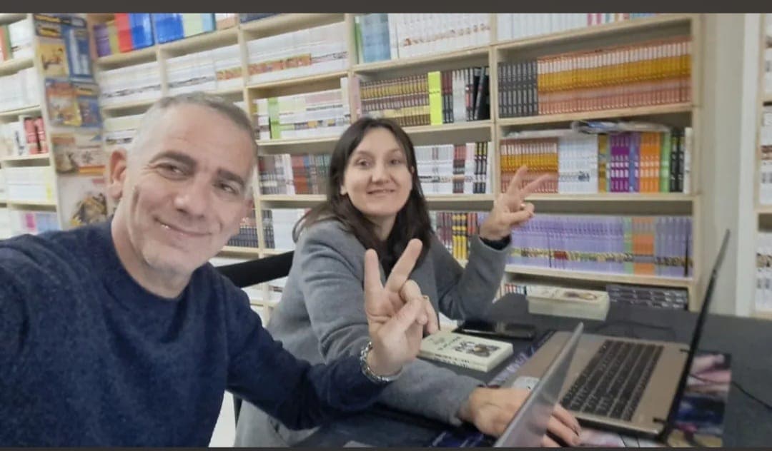 Renato Siena con una collaboratrice, tra gli scaffali del negozio