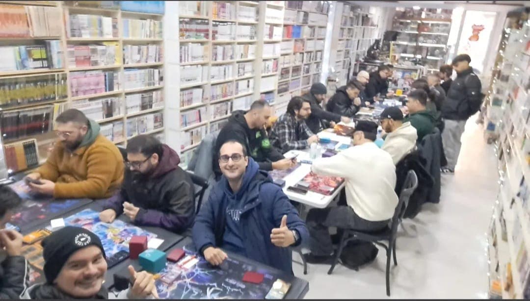 Un gruppo di appassionati durante un torneo di carte collezionabili nel negozio