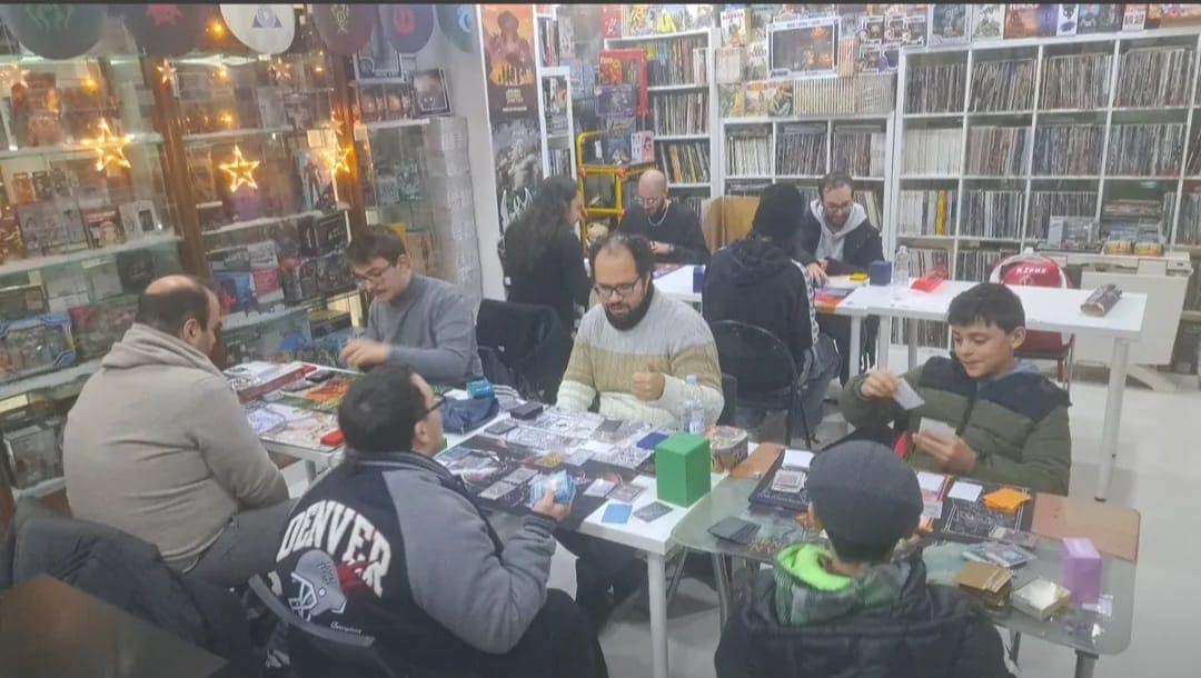 Giocatori di tutte le età durante un torneo di carte collezionabili
