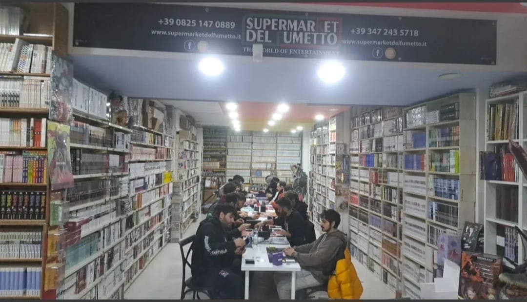 Un tavolo di gioco durante un torneo nel negozio