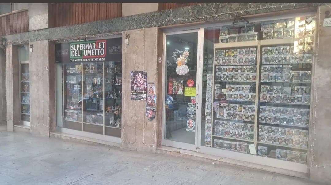 La vetrina del Supermarket del Fumetto ad Avellino, di giorno
