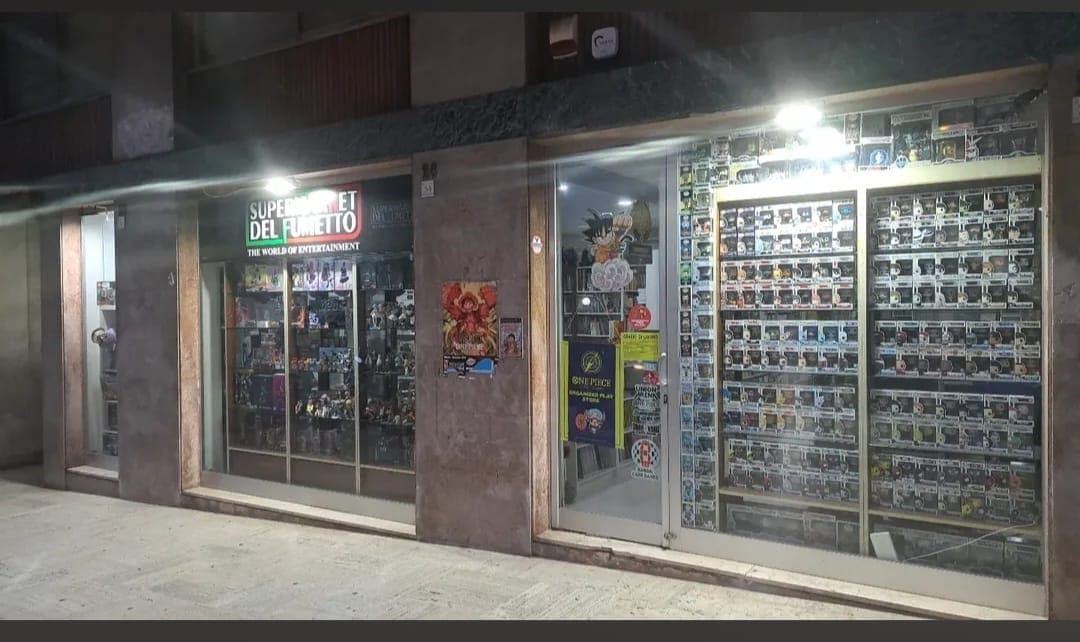 La vetrina del Supermarket del Fumetto ad Avellino, di sera